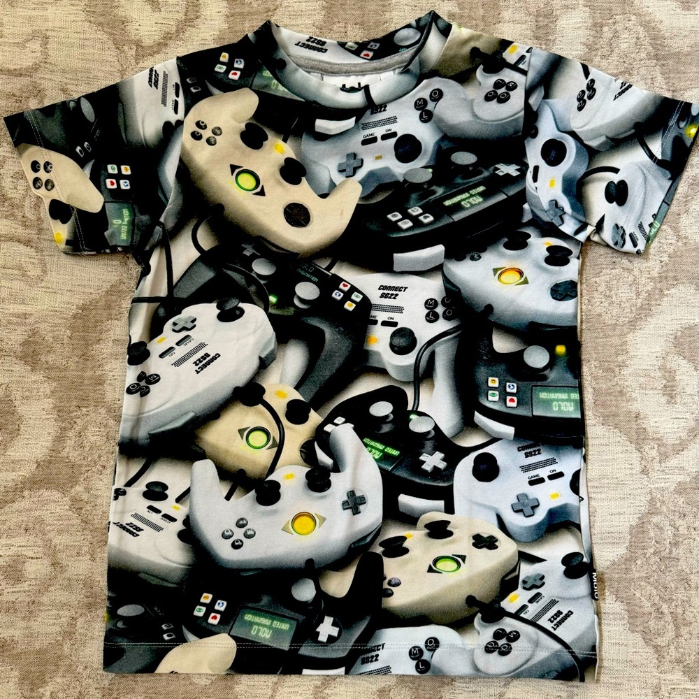Molo t-shirt. Boys. Size 5-6. Perfect gift for the “video game” aficionado.